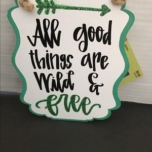 Hanging inspirational plaque. White/black/green